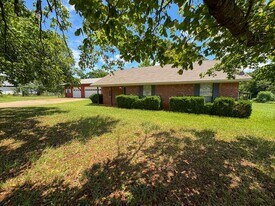 811 S Houston St in Bullard, TX - Building Photo
