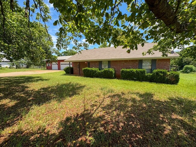property at 811 S Houston St