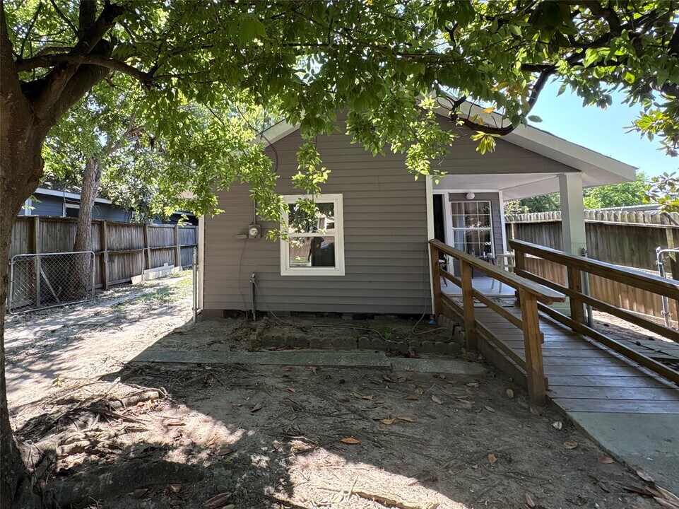 1218 Magnolia St in Baytown, TX - Foto de edificio