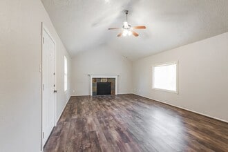 12335 Kings Chase Dr in Houston, TX - Building Photo - Building Photo