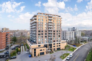 Le Parc Regency in Laval, QC - Building Photo