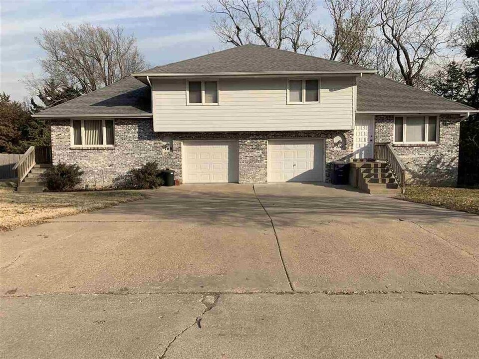 708 Ridgewood Dr in Manhattan, KS - Building Photo