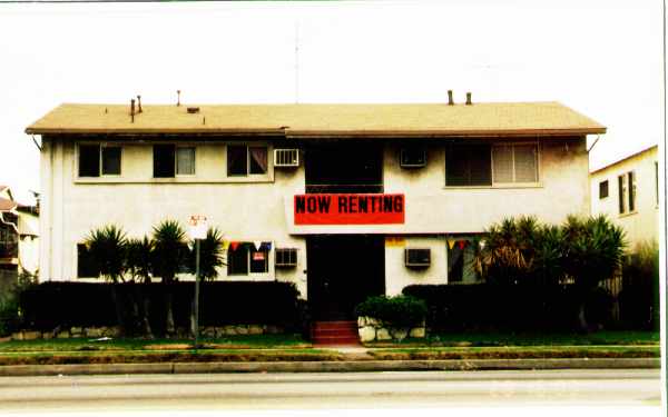 14318 Roscoe Blvd in Panorama City, CA - Foto de edificio