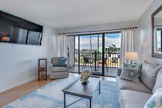 260 Southbay Dr in Naples, FL - Building Photo - Building Photo