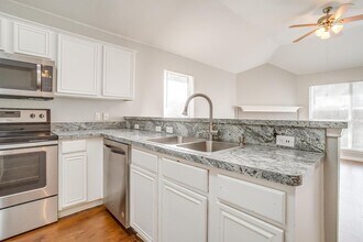 927 Simon Dr in Cedar Hill, TX - Foto de edificio - Building Photo