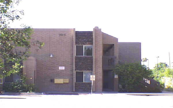 703 E University Dr in Mesa, AZ - Foto de edificio