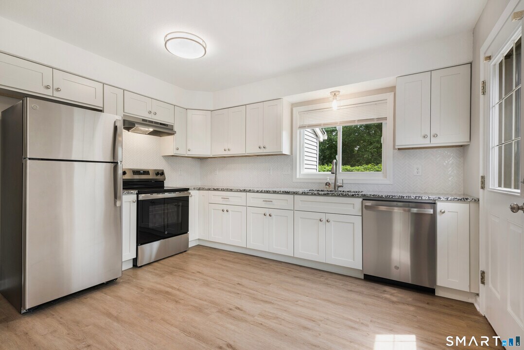 40 Kingsbury Ln in Glastonbury, CT - Building Photo