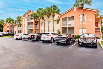 6321 Aragon Way, Unit 306 in Ft. Myers, FL - Foto de edificio - Building Photo