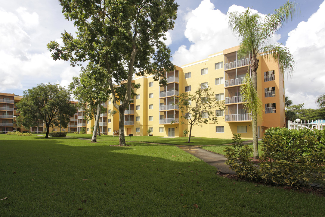 New Park Towers in Miramar, FL - Building Photo