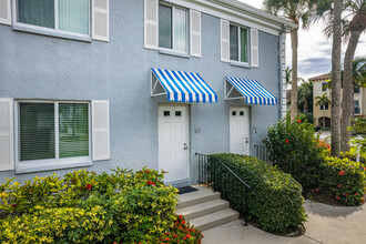 Devon Court in Naples, FL - Foto de edificio - Building Photo