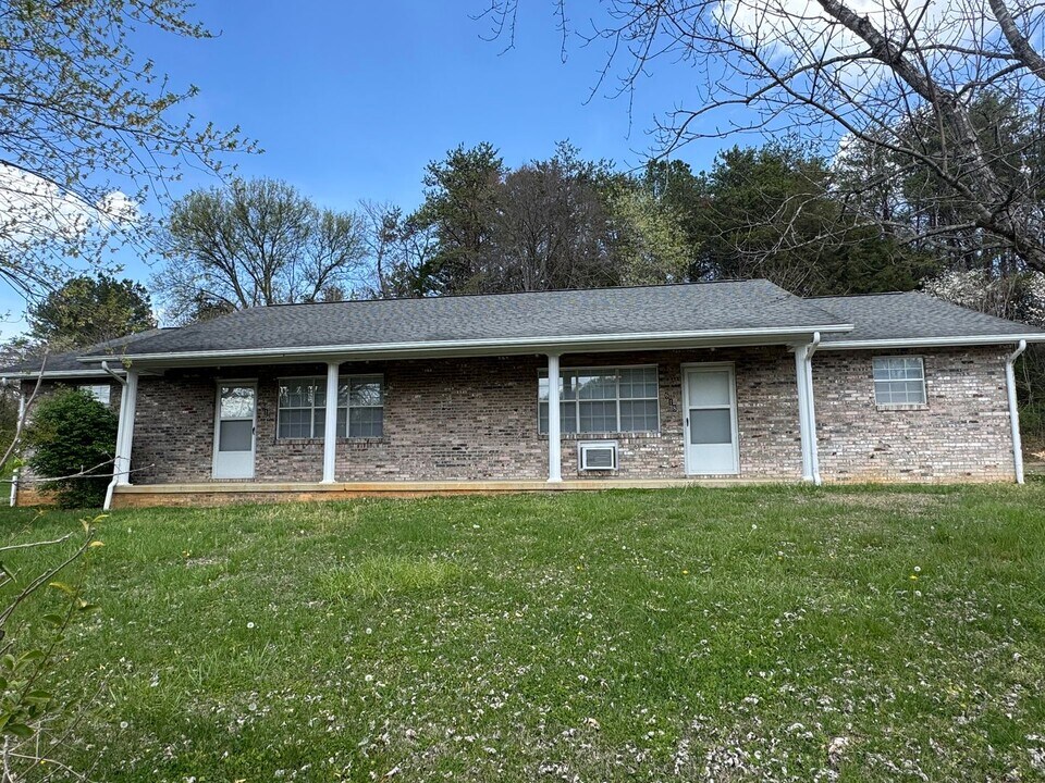 616 Commanche Dr in Newport, TN - Building Photo