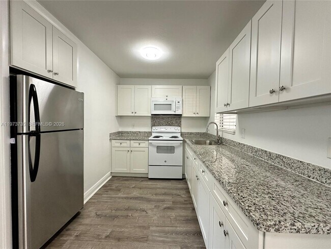 2221 Monroe St in Hollywood, FL - Building Photo - Building Photo