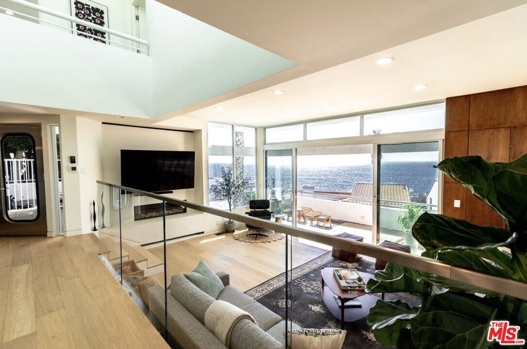 21349 Rambla Vista in Malibu, CA - Building Photo