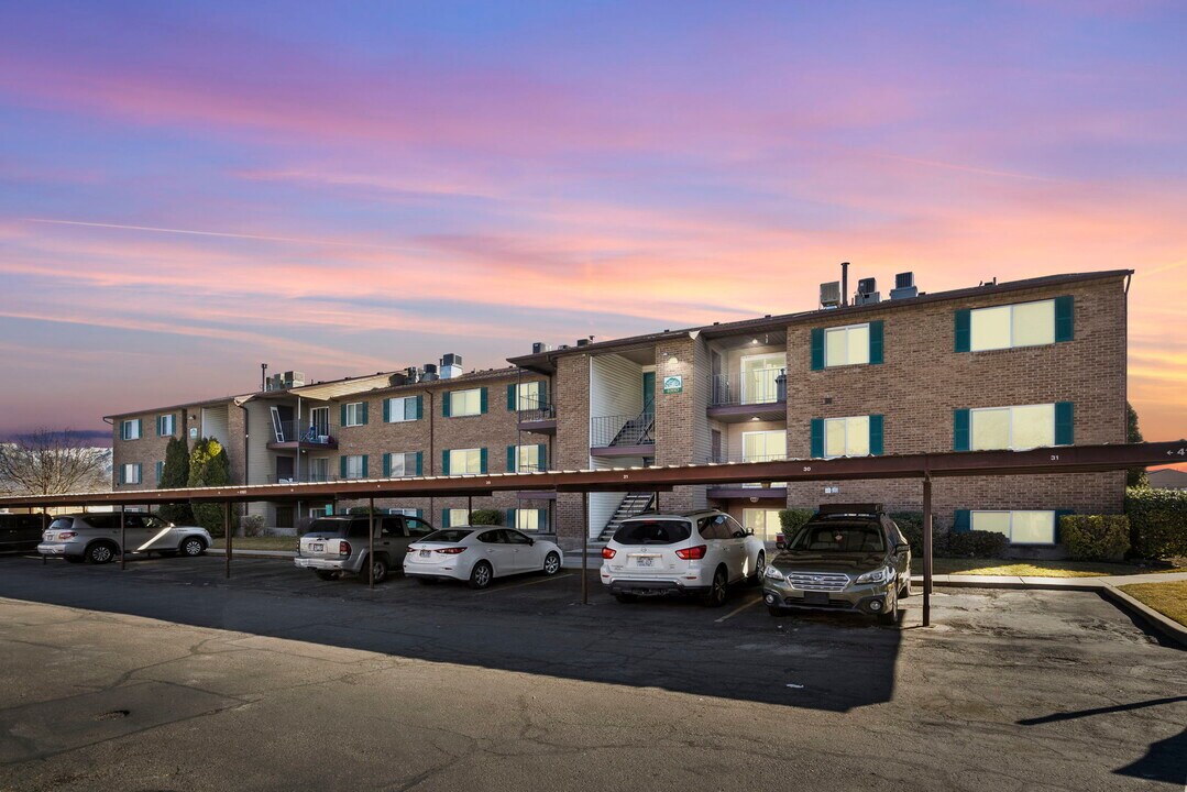 4160 S Oak Meadows Dr in Taylorsville, UT - Building Photo