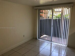 10808 N Kendall Dr in Miami, FL - Building Photo - Building Photo