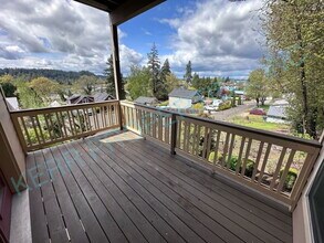 512 SE Espinosa St in Estacada, OR - Foto de edificio - Building Photo