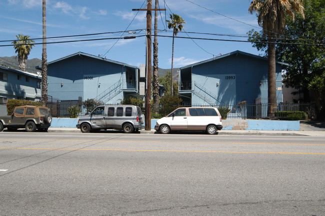 13993-14007 Foothill Blvd in Sylmar, CA - Building Photo - Building Photo