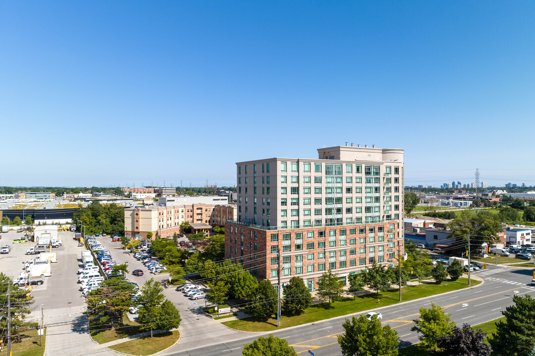 Mon Sheong Court in Toronto, ON - Building Photo