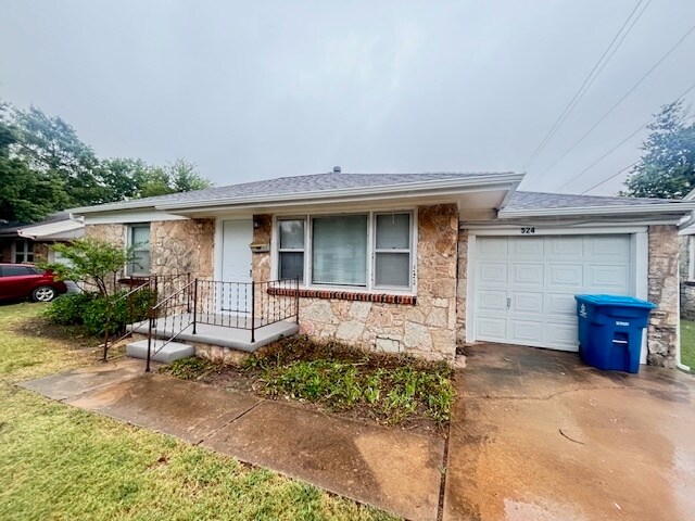 524 E Atkinson Dr in Midwest City, OK - Building Photo