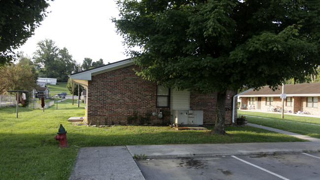 101-106 Main St in Jacksboro, TN - Foto de edificio - Building Photo