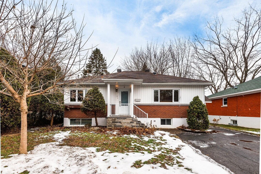 255 Av. Alexandra in St-Lambert, QC - Building Photo