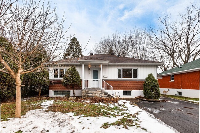 property at 255 Av. Alexandra