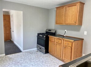 413 N Sherman St in Knoxville, IA - Building Photo - Building Photo
