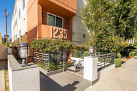 1235 Granville Ave in Los Angeles, CA - Foto de edificio - Building Photo