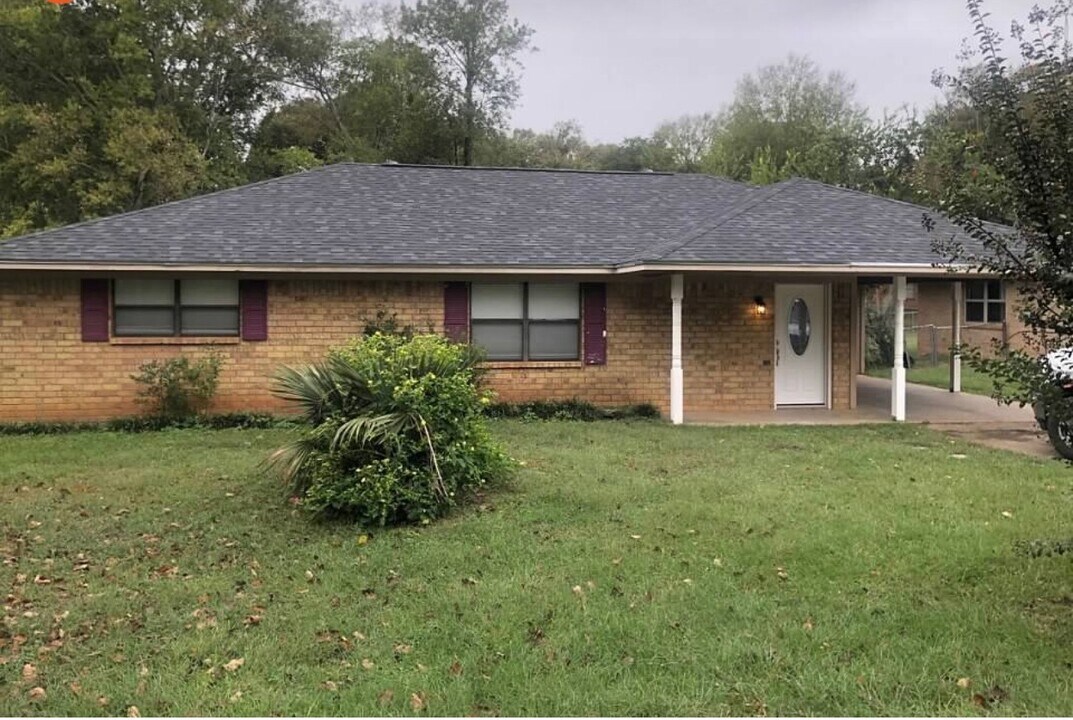 105 Edna Dr in Palestine, TX - Building Photo