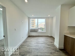 901 W Carmen Ave, Unit 2 in Chicago, IL - Building Photo - Building Photo