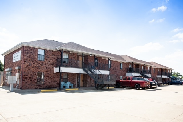 Aref Place in Nederland, TX - Foto de edificio