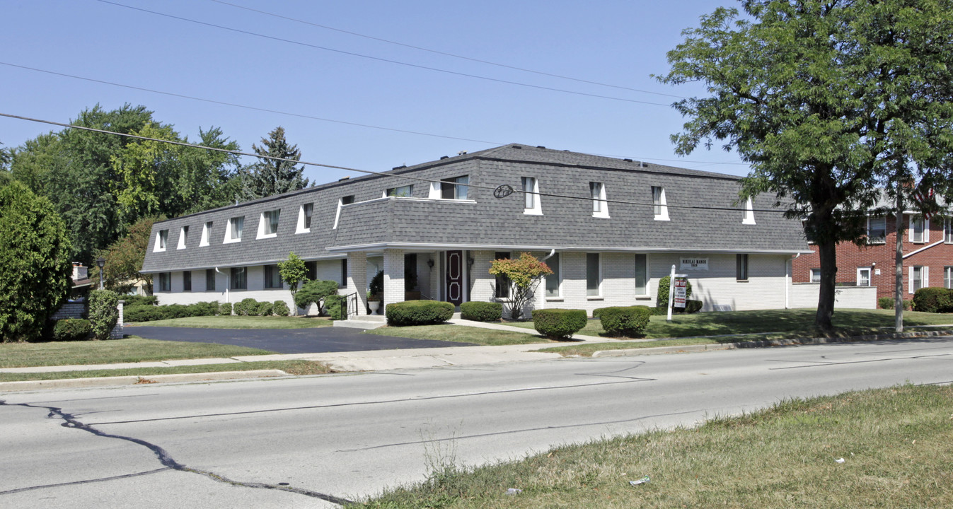 Nikolai Manor in Wauwatosa, WI - Foto de edificio