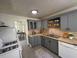 8585 S 40 E in Sandy, UT - Building Photo - Building Photo