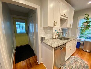 9 Hall Ave in Newport, RI - Building Photo - Building Photo