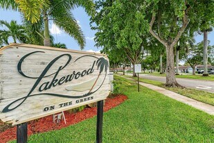 5442 Lakewood Cir S in Margate, FL - Building Photo
