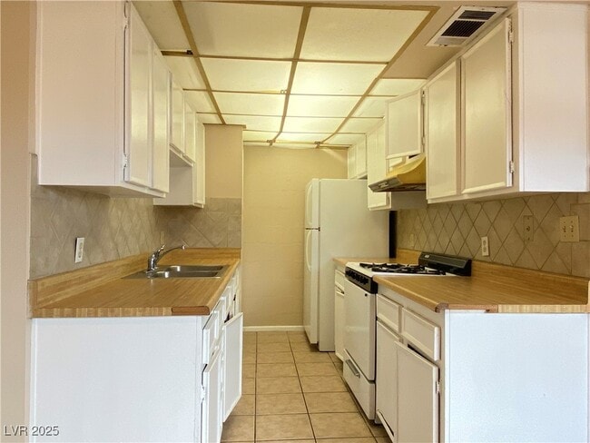 property at 3503 Villa Knolls S Dr