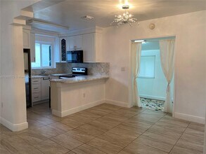 251 NW 41st St in Miami, FL - Foto de edificio - Building Photo