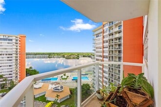 1351 NE Miami Gardens Dr in Miami, FL - Foto de edificio - Building Photo