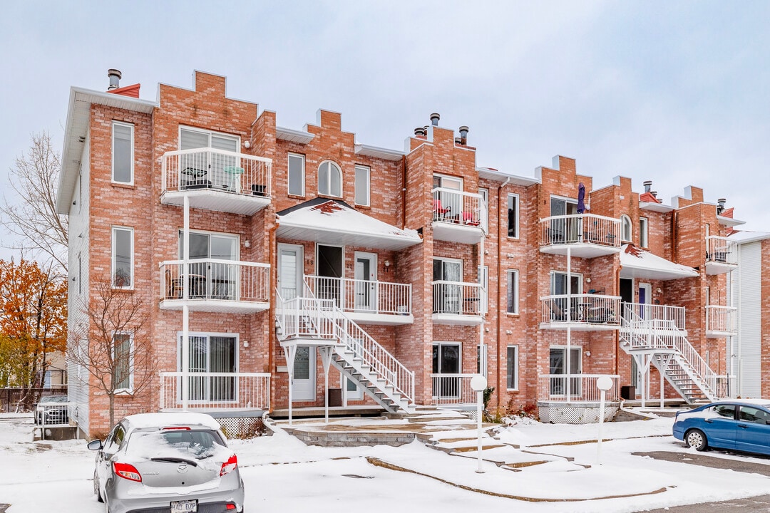 302 De La Montagne Rue in L'Île-Perrot, QC - Building Photo