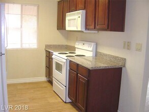 5314 River Glen Dr in Las Vegas, NV - Building Photo - Building Photo