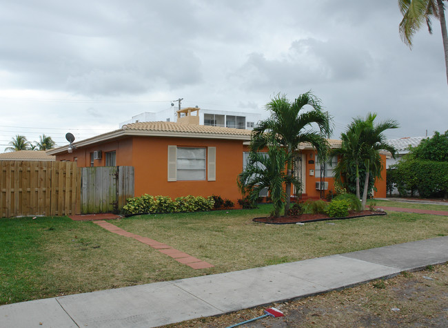 1726 Washington St in Hollywood, FL - Building Photo - Building Photo