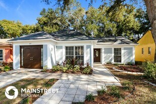 207 Regal Park Dr in Valrico, FL - Building Photo