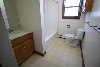 76 Franklin St, Unit 1 in Derry, NH - Building Photo - Building Photo