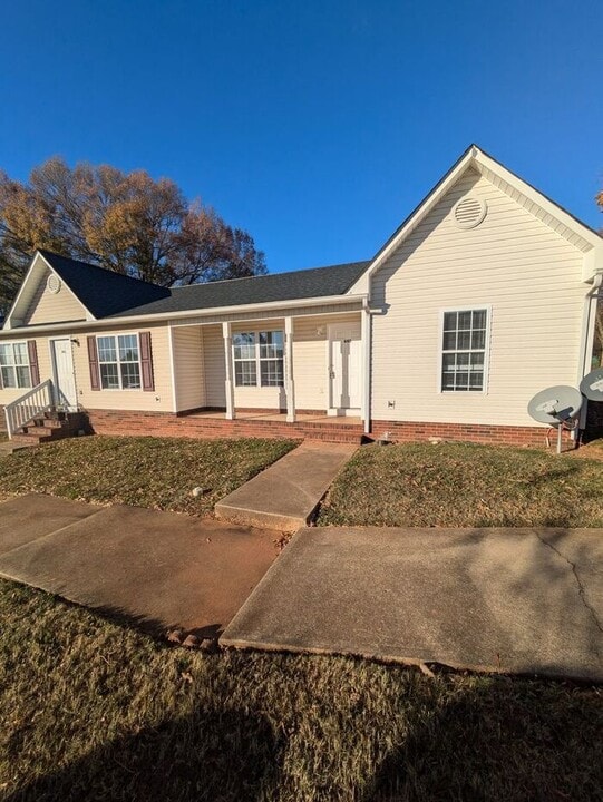 640 W 13th St in Newton, NC - Foto de edificio