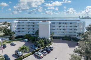 Landings South in North Palm Beach, FL - Building Photo