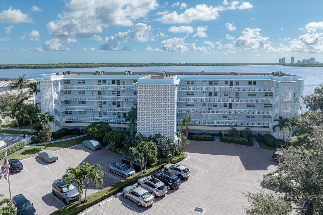 Landings South in North Palm Beach, FL - Building Photo
