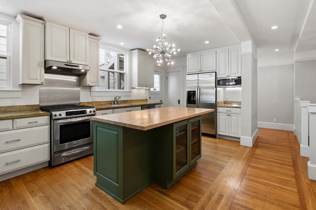 124 Chenery St, Unit LuxuryTwoFloor, Unit LuxuryTwoFloor