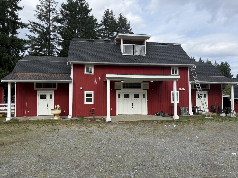 2342 E Wellington Rd in Nanaimo, BC - Building Photo