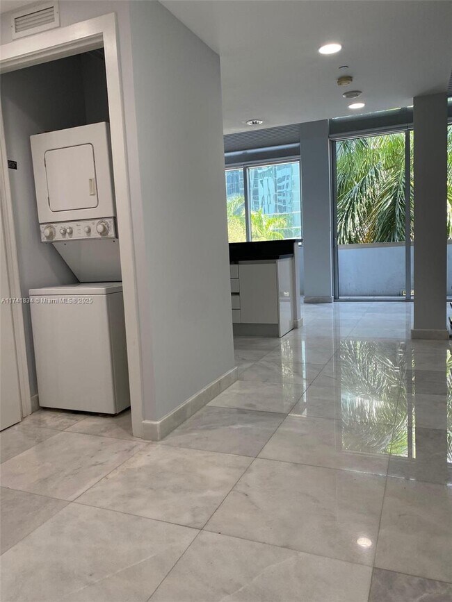 1060 Brickell Ave in Miami, FL - Building Photo - Building Photo