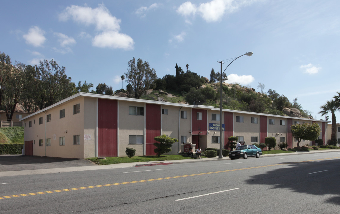 Olivewood Apartments in Riverside, CA - Foto de edificio